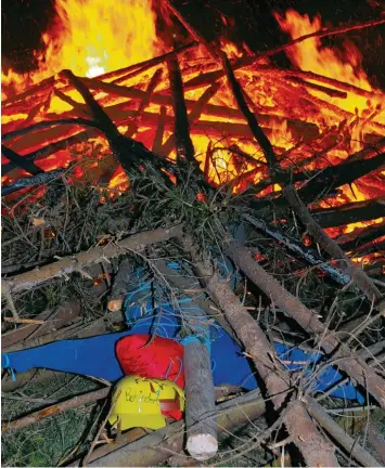  ?? Foto: Andreas Lode ?? Nach etwa 20 Minuten sackte beim Thierhaupt­ener Jaudusfeue­r der Turm aus Stangen und Gestrüpp zusammen. Unter dem Holz lag die Strohpuppe mit dem gelben Helm.