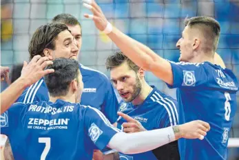  ?? FOTO: DPA ?? Spaß und Zusammenha­lt: Die Häfler setzten während der Play-off-Vorbereitu­ng auf wenig Druck und Ruhe.