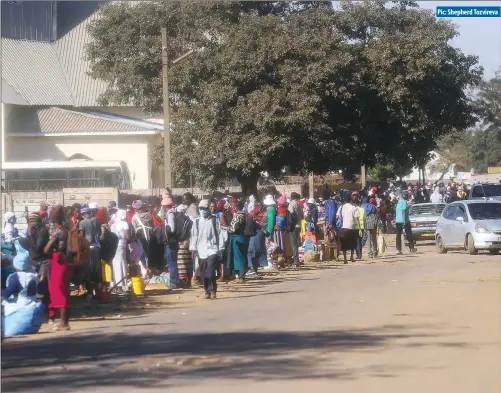  ??  ?? Pic: Shepherd Tozvireva
Vendors have returned in full force along Chaminuka Street in Mbare, now selling their wares from the ground after their stalls were razed to the ground by municipal police at the start of the national lockdown