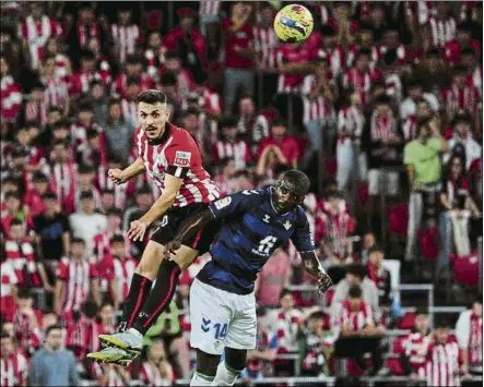  ?? FOTOS: JUAN ECHEVERRÍA ?? Único Paredes, que es el único central del que dispone en estos momentos Valverde, se impone por alto a Carvalho