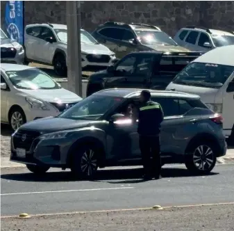  ?? FOTO: EDUARDO CHOWELL ?? l
CONFUNDEN . Algunos guías de turistas hacen parada a los automovili­stas que ingresan a la ciudad y éstos los confunden con elementos de Tránsito o de la Policía.