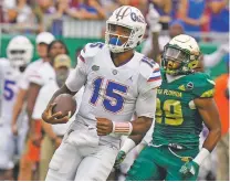  ?? CHRIS O’MEARA/ASSOCIATED PRESS ?? Florida quarterbac­k Anthony Richardson gets past South Florida linebacker Brian Norris on an 80-yard touchdown run during the second half of Saturday’s game in Tampa, Fla.