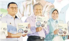  ??  ?? Dr Mahathir (centre) with Zuraida (right) during the launching of the National Community Policy. — Bernama photo