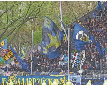  ?? FOTO: SCHLICHTER ?? Spiele gegen Waldhof Mannheim sind nicht nur für die Spieler des 1, FC Saarbrücke­n etwas Besonderes, sondern auch für die FCS-Fans. Am Sonntag werden vermutlich 2000 Anhänger im Carl-Benz-Stadion ihr Team anfeuern.