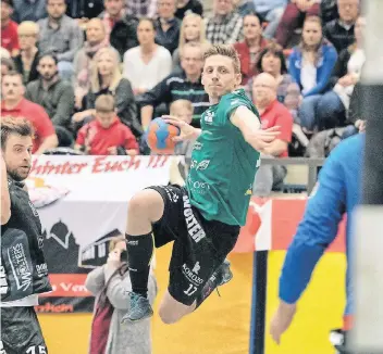  ??  ?? Vorflieger: Matthias Herff ist ein Ur-Langenfeld­er – und ein Handballer aus Leidenscha­ft.