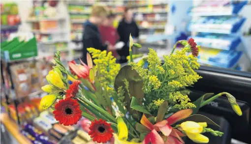  ?? PHOTO: STEPHEN JAQUIERY ?? A bouquet given by customers sits on the counter of the Dundas Corner Dairy after Thursday’s attempted robbery.