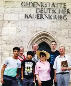  ?? Foto: Hans-Gerd Öfinger ?? Stadtrundg­ang mit Walter Bütof (rechts)