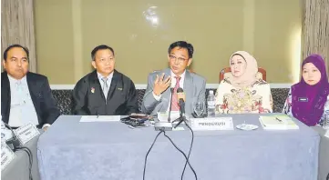  ??  ?? Abdul Karim (centre), flanked by (from right) Rakayah, Sharifah Hasidah, Sekam and Wan Madihi, at the press conference. — Photo by Mohd Rais Sanusi