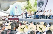  ??  ?? El gobernador de Michoacán, Silvano Aureoles, participó ayer en la ceremonia por el 98 aniversari­o luctuoso del general Emiliano Zapata.