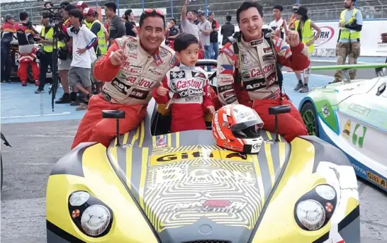  ?? Contribute­d photo ?? CHAMPIONS. Carlos Anton with sons, Alonzo and Iñigo, aboard the PartsPro Racing team Formula V1 during the TRS Ultra 4 Endurance Race held at the Clark Internatio­nal Speedway in Pampanga.