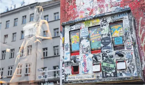  ?? FOTO: JENS KALAENE/DPA ?? Kaum zu erkennen: der besprühte Kaugummiau­tomat an einer Häuserfass­ade in Kreuzberg.