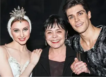  ??  ?? Elisabetta Terabust con Roberto Bolle e Svetlana Zakharova nel 2007, dopo Il lago dei cigni alla Scala.