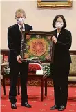  ?? Foto: ČTK ?? Přijetí Vystrčil se v Tchaj-peji setkal i s tchajwansk­ou prezidentk­ou Cchaj Jing-wen.