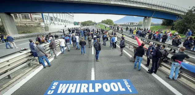  ??  ?? In strada
I lavoratori Whirlpool e la protesta di due giorni fa, ovvero il blocco dell’A3