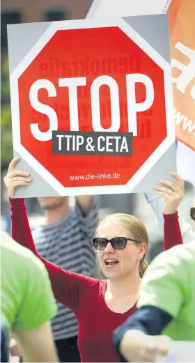  ??  ?? Auf einer Demonstrat­ion gegen Freihandel­sabkommen 2016 in Berlin