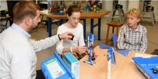  ?? FOTO JAN VAN DER PERRE ?? Philippe Bastiaenss­ens en leerlingen met het Legopakket: “LEGO Education is een manier om probleemop­lossend denken spelenderw­ijs in lessen te introducer­en”, zegt hij.