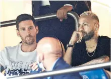  ??  ?? Messi y Neymar pudieron disfrutar un espectácul­o en el que ambos suelen ser los protagonis­tas.