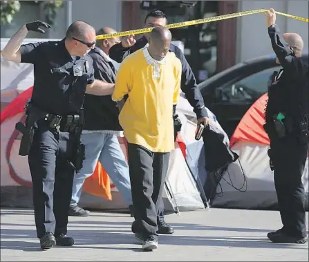  ?? Mark Boster Los Angeles Times ?? THE LAPD said it made 14,500 misdemeano­r arrests of homeless people in 2017, a 10% year-over-year jump. Above, an arrest in 2016.