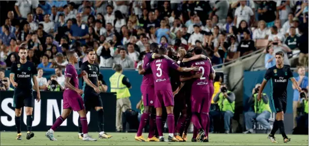  ??  ?? SUPERIOR. Los jugadores del Manchester City celebran uno de los cuatro goles que marcaron al Real Madrid, ante la impotencia de los jugadores blancos.