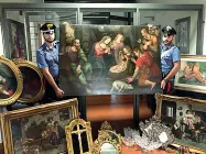  ??  ?? La refurtiva
Il quadro di Zampighi e la refurtiva recuperata dai carabinier­i