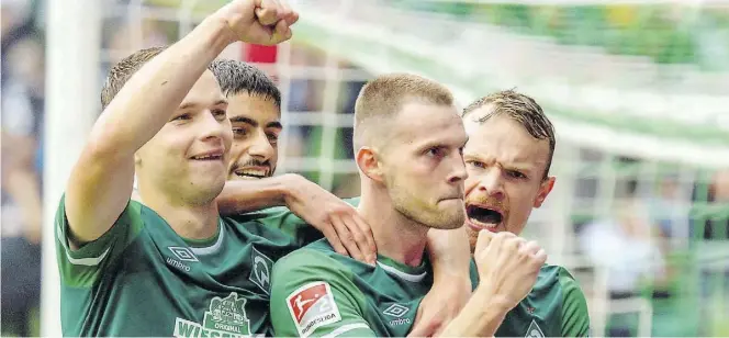  ?? BILD: Imago ?? Marvin Ducksch (2. von rechts) bejubelt sein Tor zum 1:0. Die Bremer (von links) Niklas Schmidt, Eren Dinkci und Christian Groß freuen sich mit ihm.