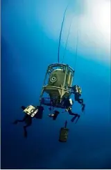  ?? (Photo Sophie Louvet et DR) ?? Laurent Ballesta, biologiste, plongeur et photograph­e a cohabité avec trois comparses dans une station bathyale de m pendant  jours. Ils avaient pour objectif d’observer des fonds marins entre Marseille et Monaco.