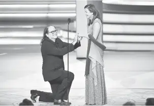  ??  ?? LAMARAN: Glenn Weiss (kiri), pemenang anugerah ‘Outstandin­g Directing for a Variety Special’ untuk ‘The Oscars,’ melamar Jan Svendsen di atas pentas semasa Anugerah Emmy yang ke-70 di Microsoft Theatre di Los Angeles, California pada 17 September lepas. — Gambar AFP