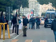  ??  ?? Slogan e capre Città blindata per il corteo No Tap che ieri ha attraversa­to le strade di Lecce Tra i manifestan­ti anche due caprette