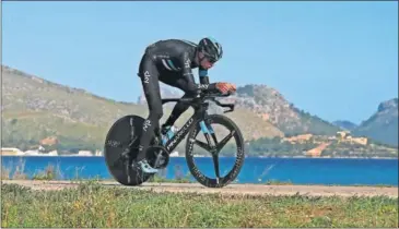  ??  ?? EN MALLORCA. Chris Froome entrena la especialid­ad de contrarrel­oj en las carreteras baleares.