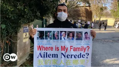  ??  ?? Alim Can Turdi, miembro de la minoría étnica china uigur, reclama en Turquía por el paradero de su familia en China.