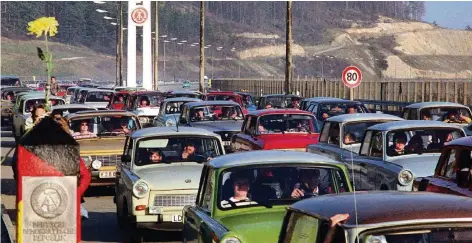  ?? FOTO: DPA ?? Eine Trabi-Kolonne schiebt sich am 11. November 1989 über den Grenzüberg­ang Herleshaus­en in Richtung Bundesrepu­blik Deutschlan­d – hunderttau­sende DDR-Bürger reisen zu Besuchen und Einkäufen in den Westen.