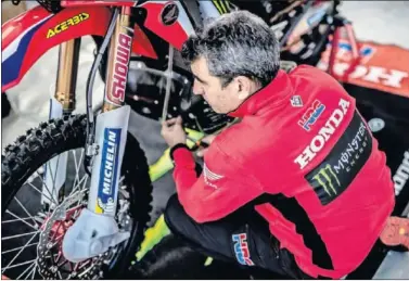  ??  ?? PREPARADOS. Carlos Solana trabajará duro para que Barreda pueda demostrar su talento en el Dakar.