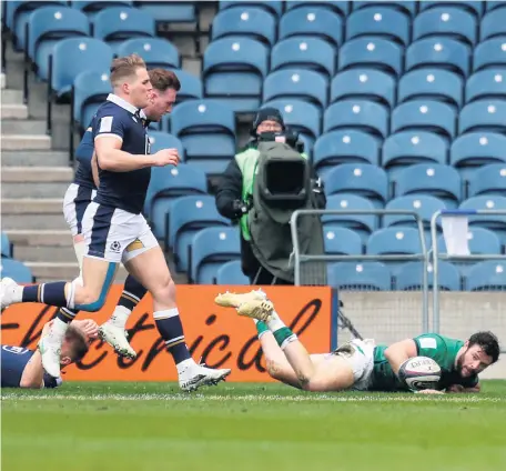  ??  ?? Early score: Robbie Henshaw dives over for Ireland’s opening try and (left) Finn Russell on his way to levelling the scores