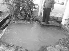  ??  ?? A pool of water at the pipe burst site at a residentia­l block of PPR Taman. Mesra.