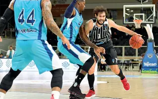  ??  ?? Altra sconfitta Anche contro Ankara, ancora senza vittorie in Eurocup, l’Aquila ha raccolto un ko (nella foto Dada Pascolo)