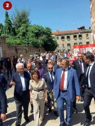  ??  ?? Il Thai floating market a Rialto, evento collateral­e che fino a domenica animerà la zona per far conoscere la cultura tailandese,
Il presidente della Biennale Baratta e il sindaco Brugnaro accompagna­no la presidente del Senato alla Biennale