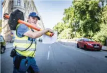  ?? FOTO: CLAUDIO BRITOS ?? PRODUKTION. Bosse Wesström är med i filmteamet som just nu arbetar på Stockholms gator.