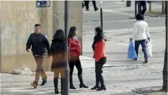 ??  ?? De jeunes prostituée­s chinoises déambulent sur le boulevard de la Villette. Depuis la nouvelle loi, elles sont confrontée­s à une augmentati­on des faits de violence.