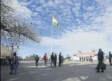  ?? DEEPAK SANSTA/HT ?? People take a stroll at The Ridge in Shimla on Sunday.