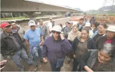  ??  ?? Comuneros de San Juan Coapanoaya y San Jerónimo Acazulco pararon las obras del Tren Interurban­o México-Toluca, a la altura del kilómetro 37.