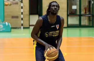  ??  ?? La vittima Il caso di Amate Gueye, giocatore di basket veronese (milita nella Virtus Isola della Scala in C Silver), è in mano alla procura