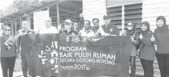  ??  ?? SAMSUDIN bersama masyarakat semasa Program Baik Pulih Rumah secara gotong royong tahun 2017 di Pulau Shanghai Zon Kepulauan, Sekong.