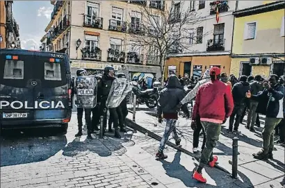  ?? DANI DUCH ?? La policía tuvo que intervenir de nuevo ayer por la mañana en Lavapiés