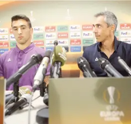  ??  ?? Paulo Sousa e il centrocamp­ista Matias Vecino durante la conferenza stampa a Lisbona