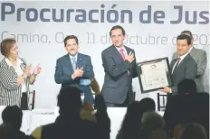  ??  ?? Rubén Vasconcelo­s Méndez (primero de der. a izq), fiscal General de Oaxaca, entregó un reconocimi­ento a Alberto Elías Beltrán (segundo de der. a izq).