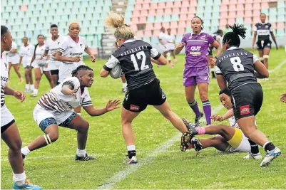  ?? Picture: MICHAEL PINYANA ?? GETTING TO GRIPS: The Border women’s team, trying to wrest the ball from a Sharks player in EL in September, have secured a home final.