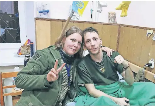  ?? ?? Wen sie rettete, um den kümmerte sie sich auch später: Savita Wagner besuchte einen ukrainisch­en Soldaten am Krankenbet­t.