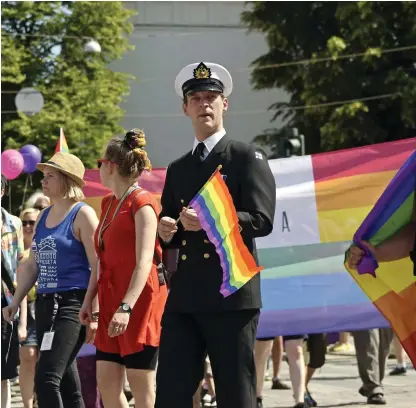  ?? FOTO: LEHTIKUVA/TEEMU SALONEN ?? Pride i uniform eller inte? Juho Pylvänäine­n tycker att användning av militäruni­form kunde förbjudas på fritiden.
