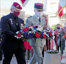  ??  ?? Dépôt de gerbe par les représenta­nts de l’UNC.