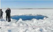  ??  ?? A piece of the meteor shattered the ice on Chebarkul Lake.